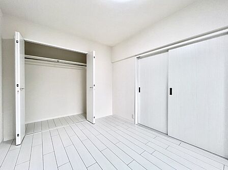 リビングに隣接した洋室。引き戸を開放するとリビングと繋がる憩いの空間に変身！