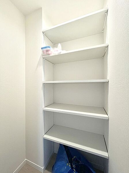 リビング収納。ここに収納があると物が集まるLDKがスッキリ片付きそうですね。