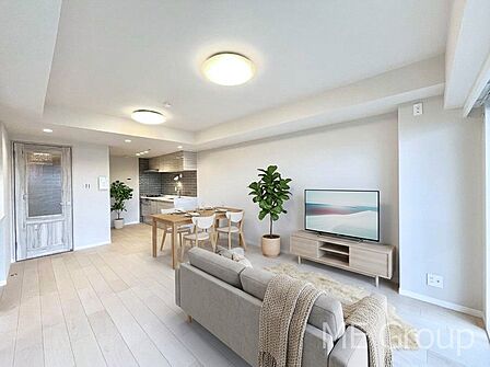 落ち着いた雰囲気のLDKは家族みんなの快適空間 ※家具はCGです