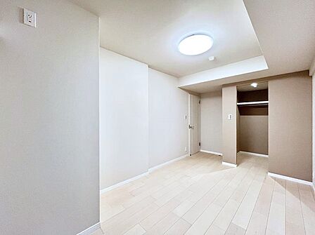 お子さまのお部屋としても!衣類の整理整頓に便利なクローゼット付きの洋室。