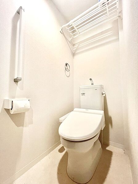 明るく清潔感のあるトイレです。