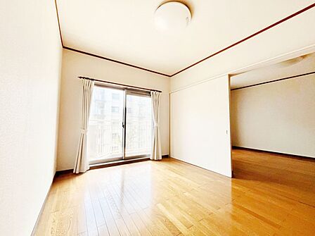 リビングに隣接した洋室。引き戸を開放するとリビングと繋がる憩いの空間に変身！