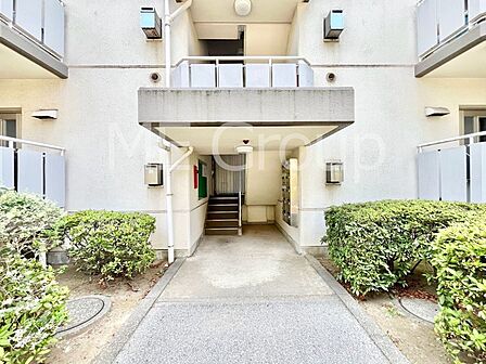 エントランスには緑感じる植栽。マンションに彩りを演出してくれます！