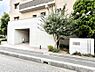 エントランス：エントランスには緑感じる植栽。マンションに彩りを演出してくれます！