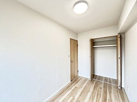 お子さまのお部屋としても!衣類の整理整頓に便利なクローゼット付きの洋室。