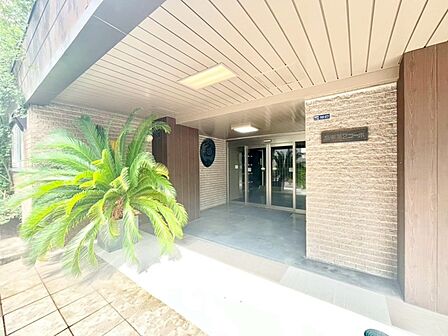 外観 綺麗なエントランスは、居住者を優しく迎えいれてくれます  
