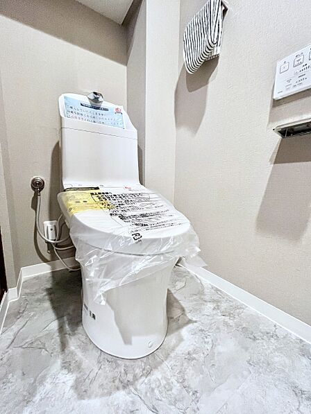 明るく清潔感のあるトイレです。