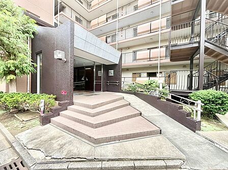 綺麗なエントランスは、居住者を優しく迎えいれてくれます  
