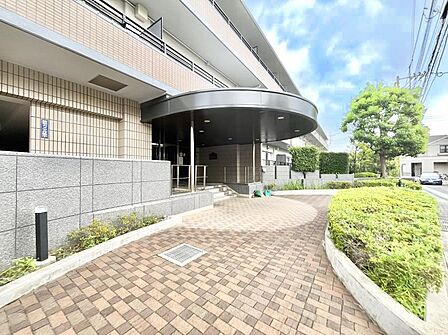 外観 綺麗なエントランスは、居住者を優しく迎えいれてくれます