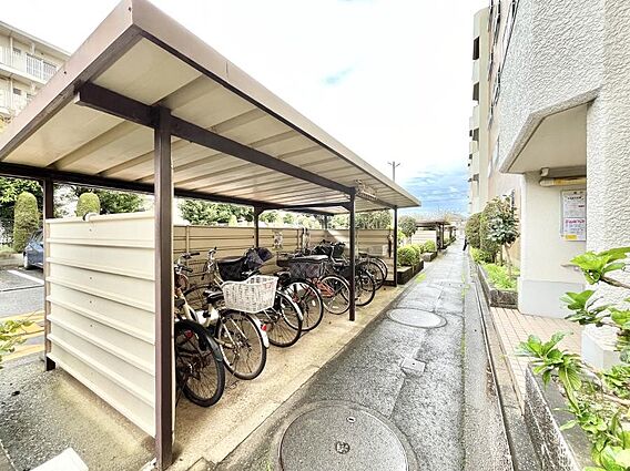 駐輪場は屋根付...