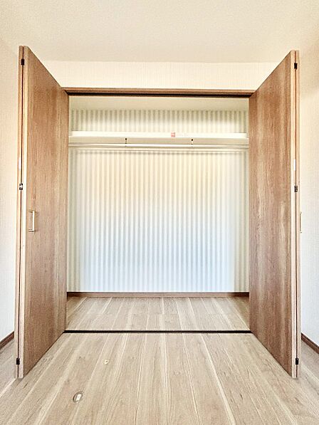 洋室クローゼット。奥行きがあるので厚手の衣類もすっきり収納できます。