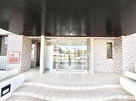 外観 綺麗なエントランスは、居住者を優しく迎えいれてくれます