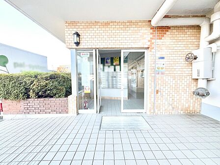 住居者や来訪者を気持ちよくお出迎え。落ち着いた雰囲気のエントランス