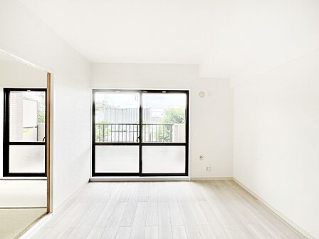 自然光が取り込まれ、家族団らんの場所を明るく演出