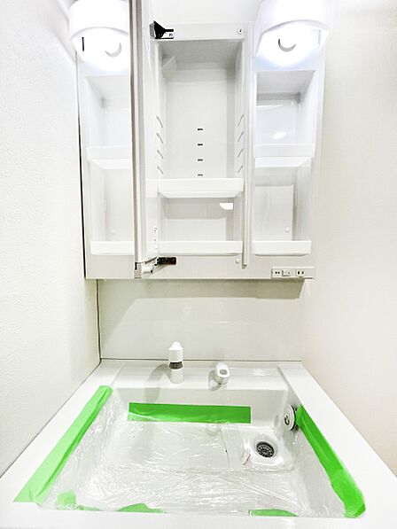 三面鏡の裏に、化粧品や衛生用品などを収納可能。洗面台をすっきりと保ちます！
