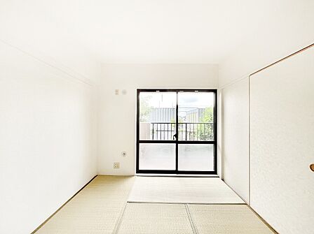 リビング隣接の和室は毎日の暮らしに癒しと安らぎをもたらしてくれます  