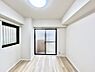 室内：2面採光の洋室。窓から入り込む陽光がお部屋全体を優しく包み込みます！