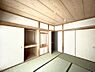室内：柔らかい畳の空間は、お子様の遊び場や来客時のおもてなしの場所として重宝します。 