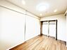 寝室：収納が充実しているので居住スペースを広々使えます