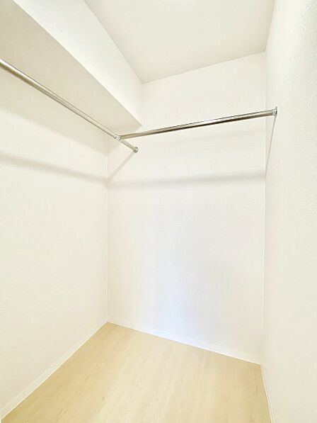 ウォークインクローゼットの活用で生活空間スッキリ