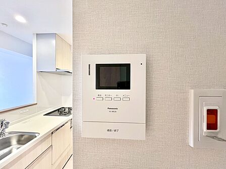 訪問者が一目でわかる安心のＴＶモニター付きインターホン。   