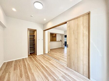 リビングに隣接した洋室。引き戸を開放するとリビングと繋がる憩いの空間に変身!