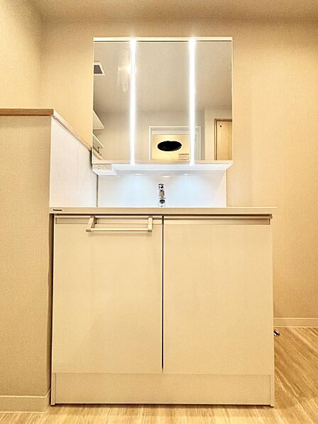 三面鏡キャビネット・シャワー付き洗面化粧台で忙しい朝の身支度もスムーズに!