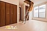 室内：小屋裏収納やクローゼットの充実した主寝室。収納による場所を取らないので、お部屋のスペースを最大限に活用可能！レイアウトも自由にお好きなインテリアを楽しむことができます。
