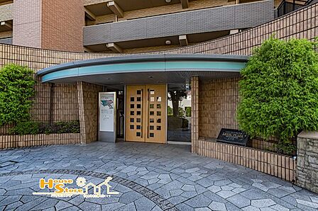 植栽まで丁寧に手入れされた、清潔感のあるきれいなエントランス。共用部の管理が行き届いた印象で、住まいに帰るたび気持ちよく迎えてくれる空間です。 