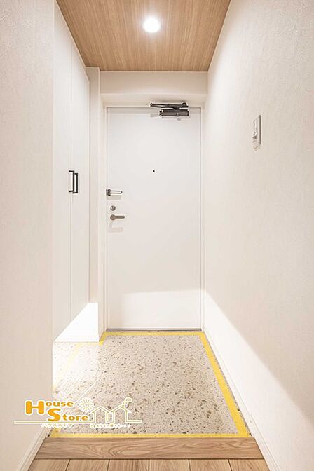 住まいの第一印象を彩る、すっきりとした玄関。収納を備えて靴やお出かけ用品を整理しやすく、浮かせた収納とフットライトが足元にゆとりと上品な印象を添えています。