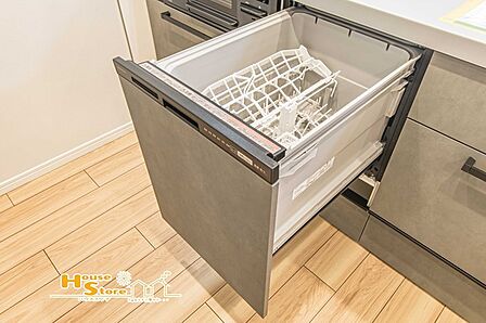 ビルトイン食洗機を備え、食後の洗い物をスムーズに。家事の時間を軽減できるうえ、キッチンにすっきり収まるため、場所を取らず使えるのも嬉しいポイントです。