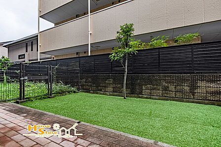 南向きのお庭が暮らしに彩りを添える、心地よいプライベート空間。ガーデニングを楽しんだり、椅子を置いてくつろいだりと、思い思いの時間を過ごせます。