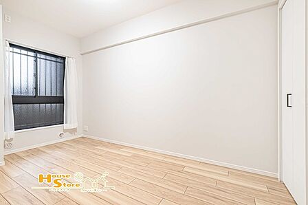 全居室に収納を備え、衣類や荷物をすっきり整理できます。お部屋を広く使えるため、居住空間にもゆとりが生まれます。