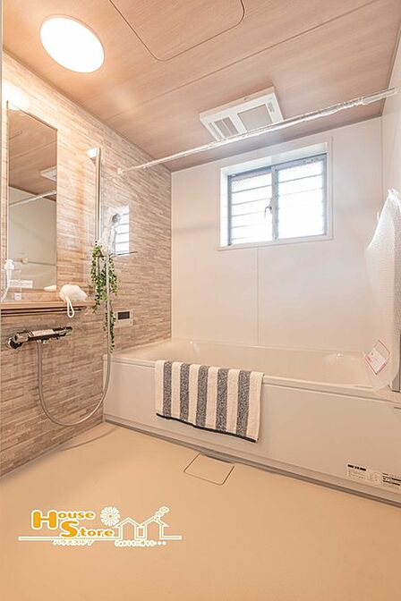 採光をしっかり取り入れたバスルームは、明るく清々しい空間。水はけの良い設計で、快適に心地よいバスタイムを過ごせます。(バスルーム用品は見本です)