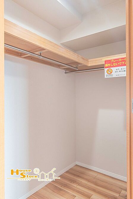奥行きのあるウォークインクローゼットは、ハンガーパイプで衣類を効率的に収納。コートやシワになりやすい服も整然と保管でき、お出かけのコーディネートもスムーズにまとめられます。