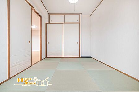 リビングに隣接する和室は、畳ならではの心地よさが魅力。夏は涼しく、冬は暖かく過ごせ、ちょっとした休憩やお昼寝にも最適です。