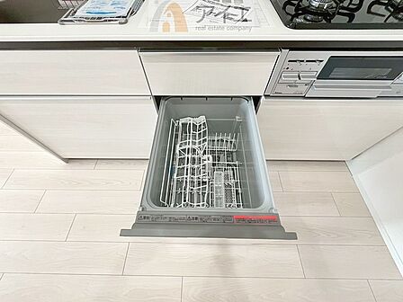 手に優しい、後片づけおまかせの食洗機。ママも食後のだんらんに加われます
