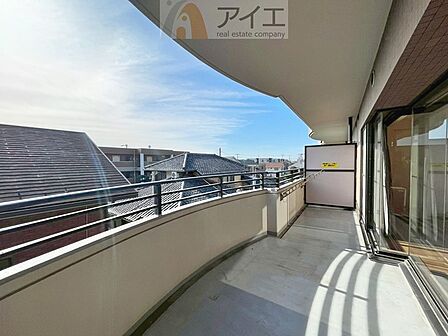 広々バルコニーは日当たり良好、ガーデニングも楽しめます