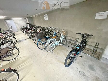 広々スペースの駐輪場はご家族の自転車を置くことができます