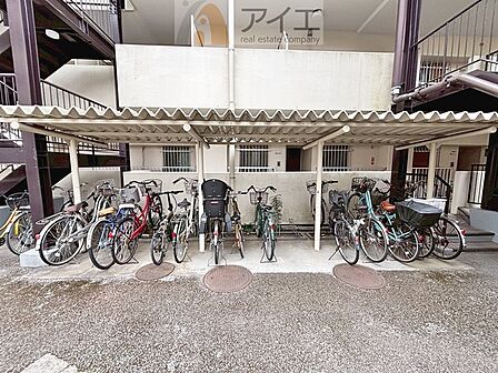広々スペースの駐輪場はご家族の自転車を置くことができます