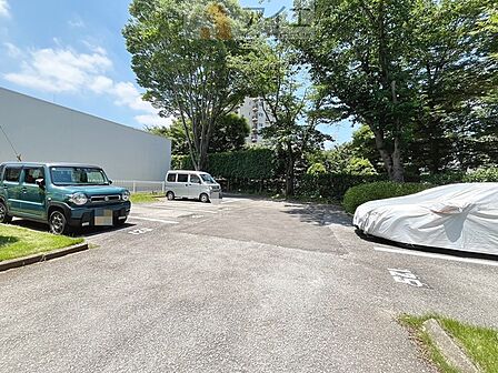 駐車場があるため車通勤の方にも安心なマンションです(要空確認)