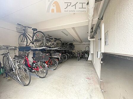 広々スペースの駐輪場はご家族の自転車を置くことができます