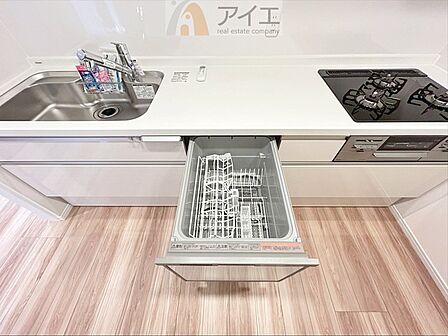 手に優しい、後片づけおまかせの食洗機。ママも食後のだんらんに加われます