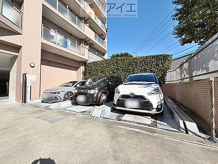 駐車場があるため車通勤の方にも安心なマンションです(要空確認)