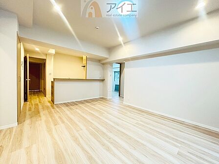 日差しがうれしいリビング、大窓からの見晴らしも良好