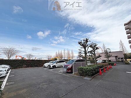 駐車場があるため車通勤の方にも安心なマンションです(要空確認)