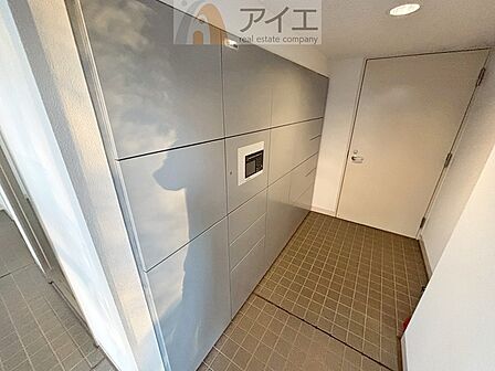 お出掛けが多くても安心な、宅配ボックスつき