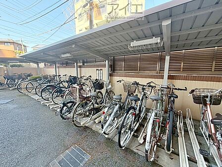 広々スペースの駐輪場はご家族の自転車を置くことができます