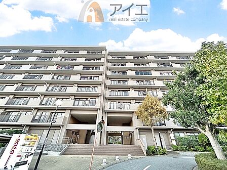 清掃や修理、不審者への声掛けも。管理員日勤は防犯にも有効