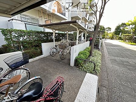 広々スペースの駐輪場はご家族の自転車を置くことができます